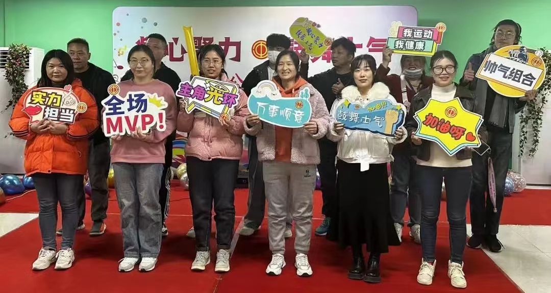 富士康A事业群 TY FAC在DF5-3F生产会议室举办了以“逆风领航·智启新元”为主题的表彰论坛。